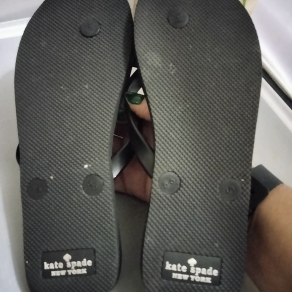 Cute Kate Spade New York black white 5-6 striped flip flops bow & Spade charm - Picture 3 of 6